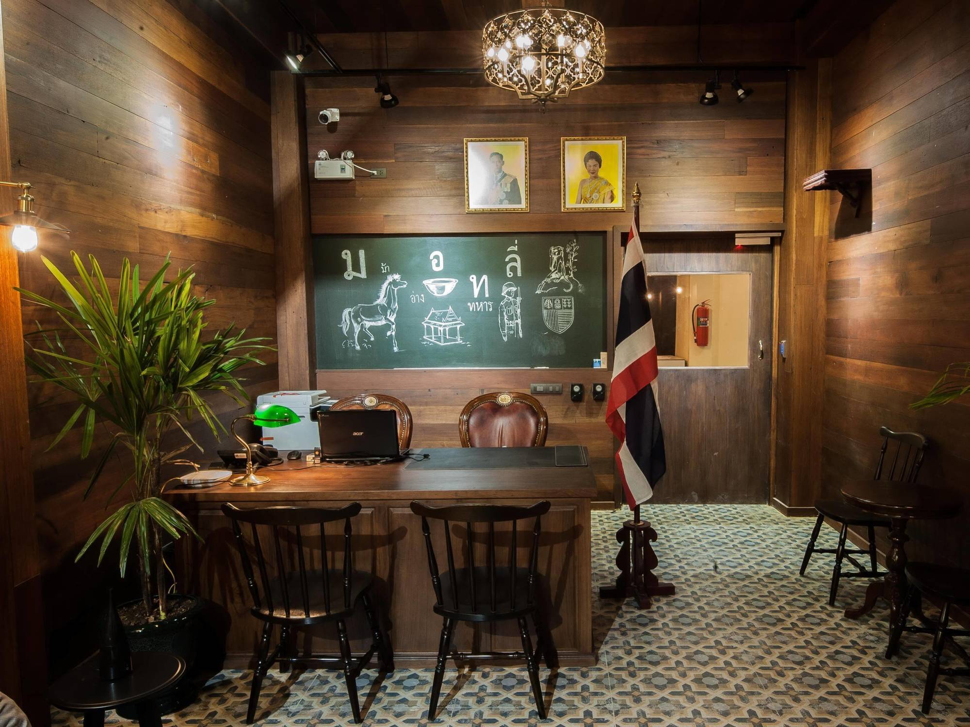 The Motley House Hostel Bangkok Exterior foto
