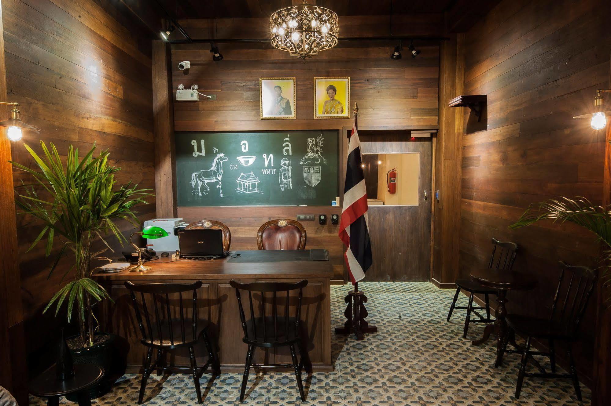 The Motley House Hostel Bangkok Exterior foto